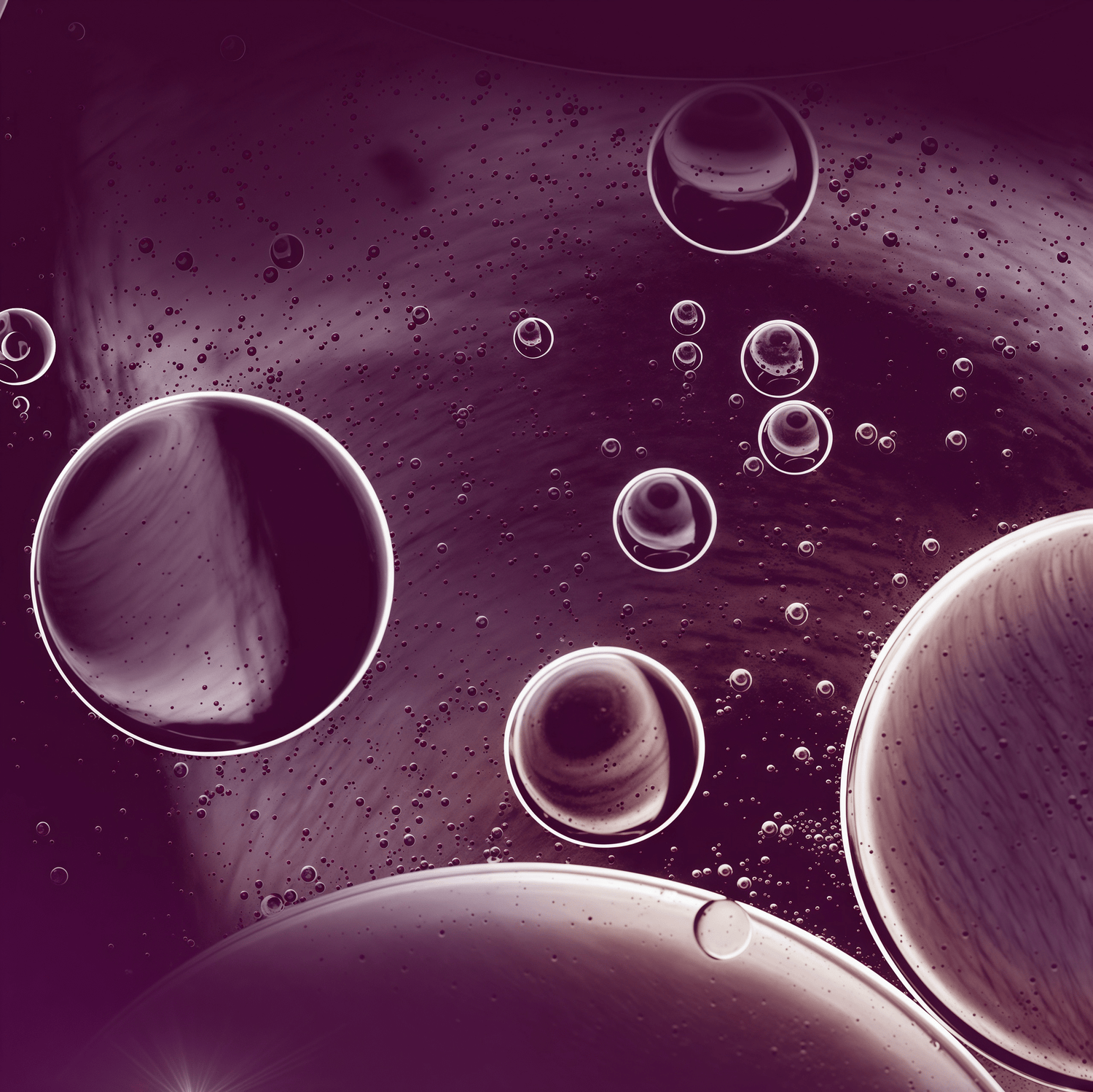 Gel texture close-up: The water-soluble formula is non-sticky and absorbs quickly after massage.