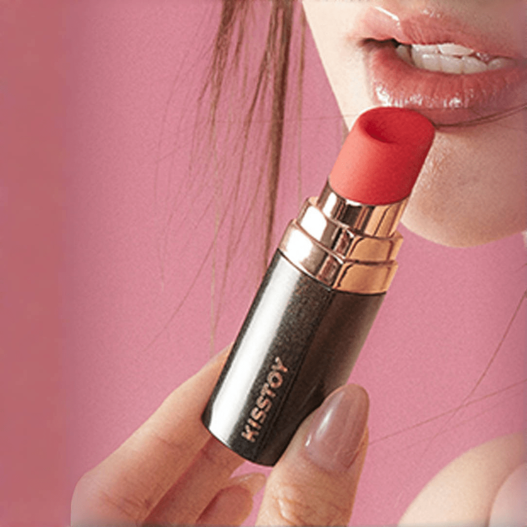Closeup of the discreet design: The lipstick shape and dust cover fit perfectly into your makeup bag, making it easy to carry on the go.
