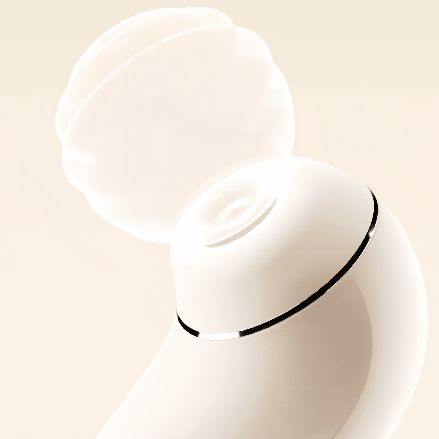 The 12mm large suction head precisely wraps around the vagina. Utilizing fourth-generation suction technology, it independently heats to 42°C.
