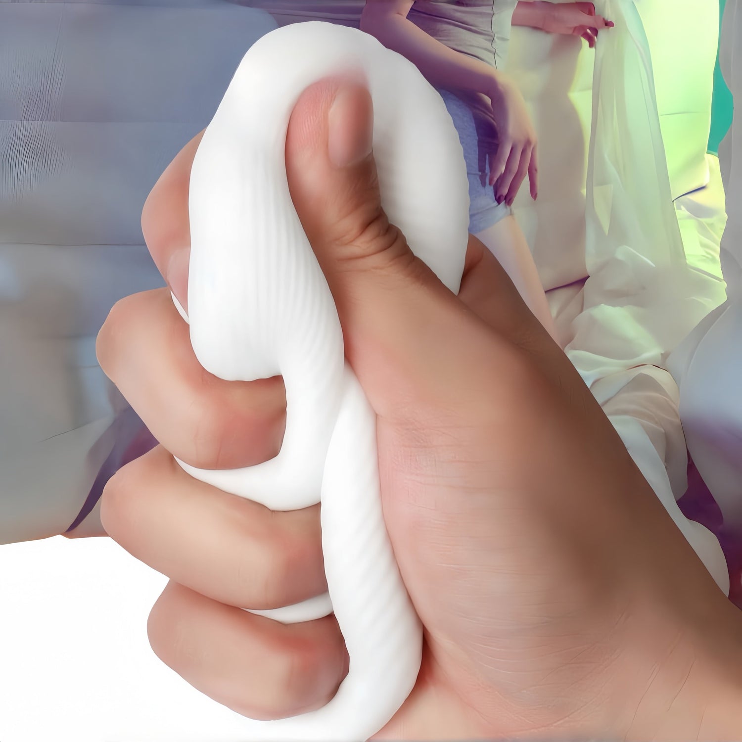 A stretching demonstration demonstrates the product's excellent stretchability. The texture changes with stretching, providing a simultaneous dual stimulation.