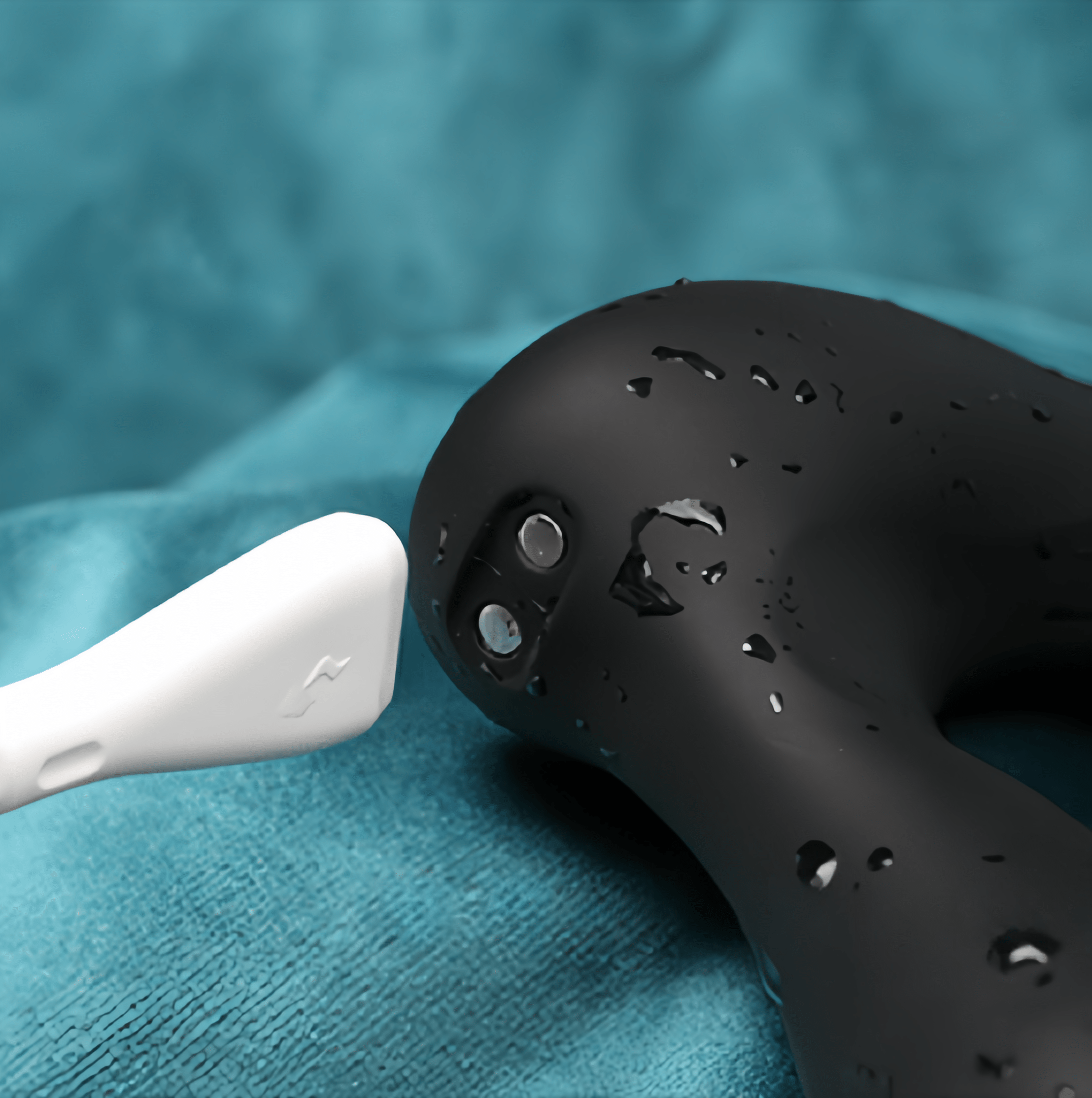 Magnetic charging demonstration: One-touch charging, 400mAh battery provides approximately one hour of battery life.