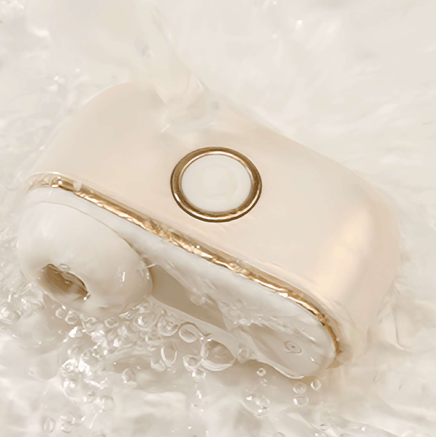 Alternative Text: Certified waterproof, it can be rinsed directly underwater for easy and hygienic cleaning.