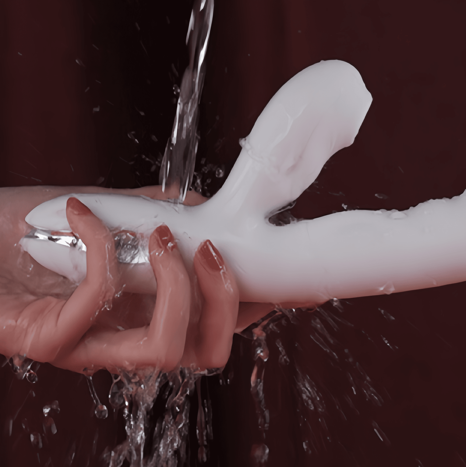 Demonstrates its waterproof function in daily life. It can be rinsed directly underwater for easy and hygienic cleaning.